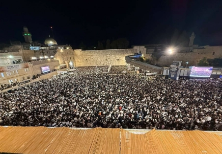 الاحتلال يحول القدس لثكنة ونتنياهو وآلاف المستوطنين يقتحمون حائط البراق