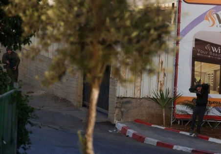الجيش الإسرائيلي يفحص ما إذا كان مصور أجنبي على علم مسبق بعملية الخليل