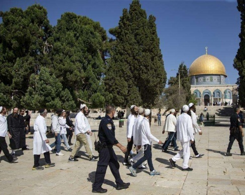 بحجة الاعياد اليهودية.. مستوطنون يقتحمون المسجد الأقصى

