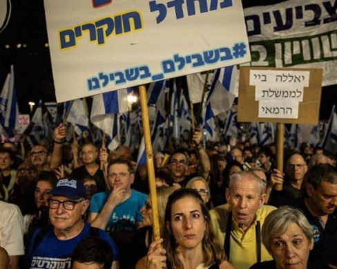 قبيل انتخابات الكنيست.. الآلاف يتظاهرون في "تل أبيب" للمطالبة بلجنة تحقيق رسمية وضد حكومة نتنياهو