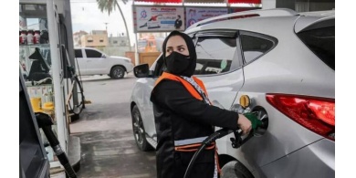 في سابقة..شابة من غزة تعمل في محطة للوقود