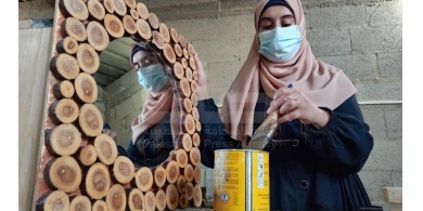 تحرير وأيمن زوجين فلسطينيين يدشنان منجرة ويحولان القطع الخشبية إلى أشكال فنية