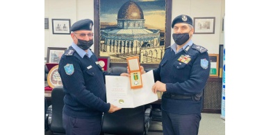 الرئيس يمنح العقيد عباس سويد ميدالية الخدمة الممتازة العسكرية " الفضيه"
