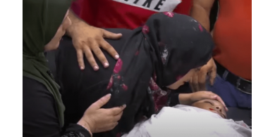 انتظرا مجيئه 7 سنوات.. والدا الشهيد الطفل محمد العلامي يودعانه بحرقة &ldquo;خطفوه من جوا القلب&rdquo;