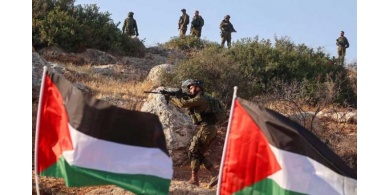 فيديو يظهر مستوطنا يُطلق النار على فلسطينيين من سلاح جندي- (شاهد)