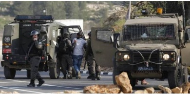 الاحتلال يعتقل مواطنا ونجليه من يطا وآخر من الخليل