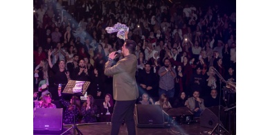 محمد عساف يضيء ليالي آنهايم ويلوّح بالكوفية الفلسطينية