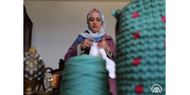 "لبنى زكارنة".. أردنية تقاوم السرطان بـ"الغزل اليدوي" (قصة إنسانية)