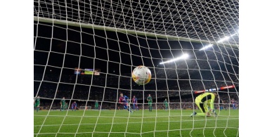 برشلونة ينذر الريال برباعية في أوساسونا بالدوري الإسباني