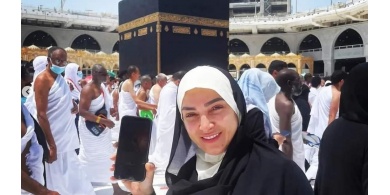 روجينا تثير غضباً واسعاً بسبب صورتها أمام الكعبة