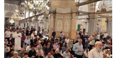 المئات يلبون دعوات فجر جمعة "سيجناك قلوبنا" بالمسجد الأقصى
