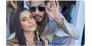 محمد رمضان يحضن مجندة في الجيش الإسرائيلي!