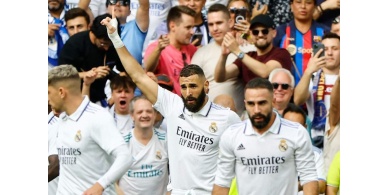 ريال مدريد يسقط برشلونة بثلاثية وينفرد بصدارة الدوري