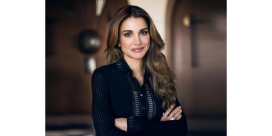 شاهد: الملكة رانية تعلّق بصورة طريفة على تعثّر مصورها