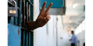 مئات الأسرى يتجهزون لخوض إضراب عن الطعام ضد هجمة إدارة السجون