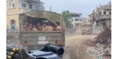 محتجزون في ظروف قاسية.. هآرتس العبرية: ارتقاء عدد من أسرى قطاع غزة داخل المعتقل المخصص لهم