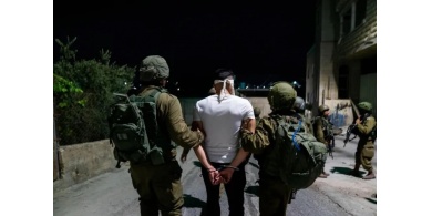 بالأسماء.. الاحتلال يعتقل 13 فلسطينيًا بينهم أب وأبناؤه الثلاثة خلال حملة مداهمات بالضفة
