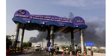 هجوم على ناقلة كويتية في مرسى دبي يشعل النار فيها ويرفع أسعار النفط