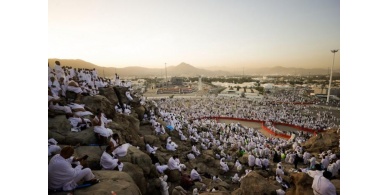 الحجاج يتوافدون إلى صعيد عرفات لأداء ركن الحج الأعظم