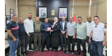 غنام تكرّم سائقاً لإعادته عقداً ذهبياً ثميناً لأصحابه تقديرا لأمانته