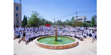 جامعة القدس تنظم حفل الرداء الأبيض لطلبة الطب إيذانًا بانتقالهم إلى التدريب السريري 