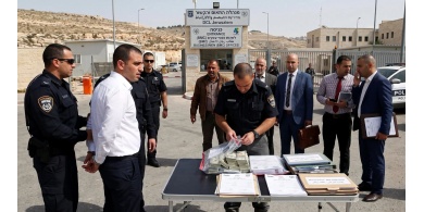 انتحل صفة محامٍ ووعد رجال اعمال فلسطينيين بتصاريح دخول إلى إسرائيل.. اتهام رجل من حولون بالاحتيال بعشرات آلاف الدولارات

