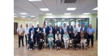 رئيس جامعة القدس ورئيس سلطة الأراضي يبحثان إثراء الشراكة ويكرمان خريجي الدورة التدريبية في حاضنة الأعمال