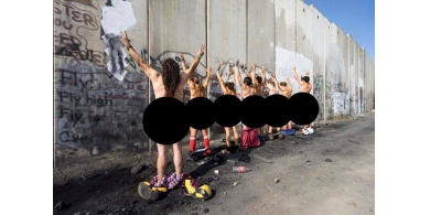 بالصور : نشطاء اجانب يقومون بالتعري امام جدار الفصل العنصري تضامنا مع الشعب الفلسطيني