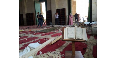صور/مئات الجرحى ودمار في باحات المسجد الاقصى أحدثته قوات الاحتلال خلال محاولتها اقتحامه لاعتقال المصلين المعتكفين داخله