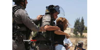 صور / جنود الاحتلال يعتدون على الناشطة الفلسطينية (لما نزيه) ومن ثم يتم اعتقالها