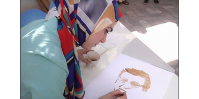 بالصور / الشابة "رحيق خربط" تبدع برسم لوحاتها باستخدام ادوات ومواد نستخدمها بحياتنا اليومية