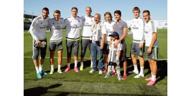 صور‬ / لقاء جمع اللاجئ السوري الذي ضربته الصحفية المجرية بفريق ريال مدريد الإسباني
