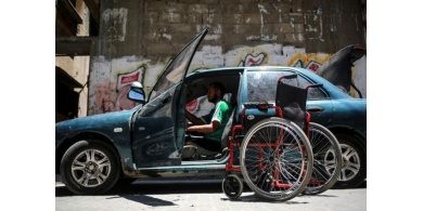 فلسطيني مبتور الساقين يعمل سائق أجرة في غزة
