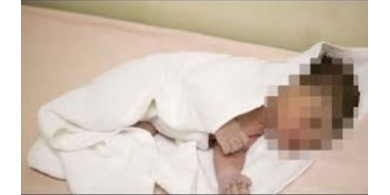 عامل يضع جثة طفله داخل حقيبة أمام مسجد .. والسبب حزين جدا