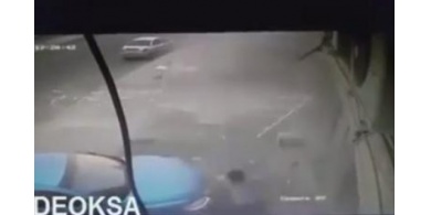 فيديو مروع.. سيارة تقتحم صالون حلاقة بمكة المكرمة وتقتل شخصين