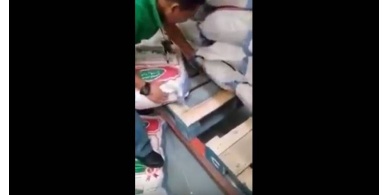 سمع حركة غريبة .. شاهد ماذا وجد بين اكياس الارز؟!!