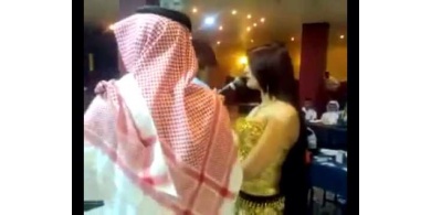 سعودي يدعي المرض ليصرف مال زوجته على !!!!!!