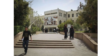 فيديو : اقتحام جامعة القدس ابوديس ومواجهات داخل الحرم الجامعي
