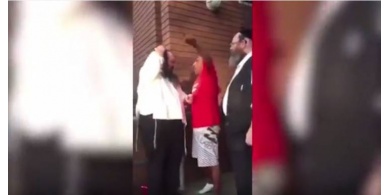 بالفيديو |رجل يضرب يهودي أمام كنيسة ويطالبه بالرحيل!!