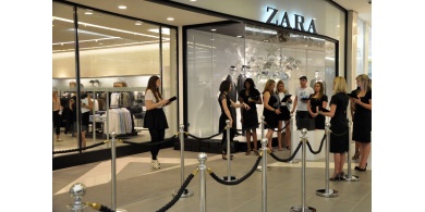 "زارا" تطرد موظفين منعوا محجبة من دخول المتجر بباريس