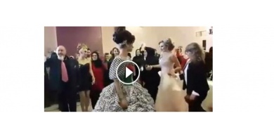 فيديو :عروس تُصمم فستان زفافها بـ"الكوفية" و علم فلسطين وترقص على انغام أنا دمي فلسطيني