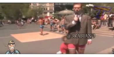 شاب يُسقط بنطلون مذيع على الهواء مباشرة!