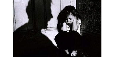 هذا ما تعرضت له فتاة..وشقيقاتها يصرخون من داخل المنزل لمساعدتها