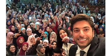 صورة السيلفي هذه تتسبب بانفصال شاب عن خطيبته