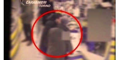 مصري يحبط سطوا مسلحا بإيطاليا فمنحوه إقامة ولقب بطل