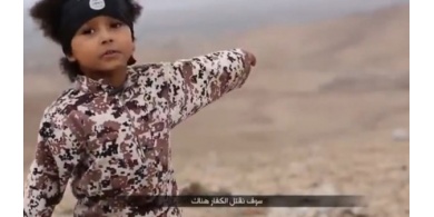 شاهد..من هو الطفل الذي ظهر في فيديو اعدامات داعش؟!