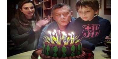 الملكة رانيا تغازل زوجها في عيد ميلاده الـ53