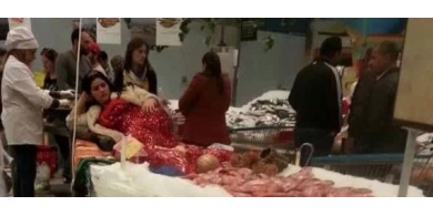 فتاة على هيئة "عروس البحر" وسط أسماك معروضة للبيع تثير غضب التونسيين