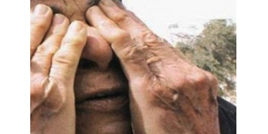 فتاة تترك والدتها المسنة في الشارع لوحدها وتهرب ..!