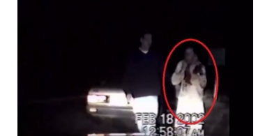 فيديو : يخرج من قبره ليدل الشرطة على قاتليه !